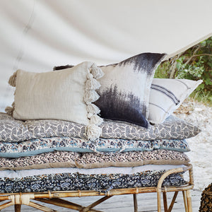 Housse de coussin avec pompons - eucalyptus